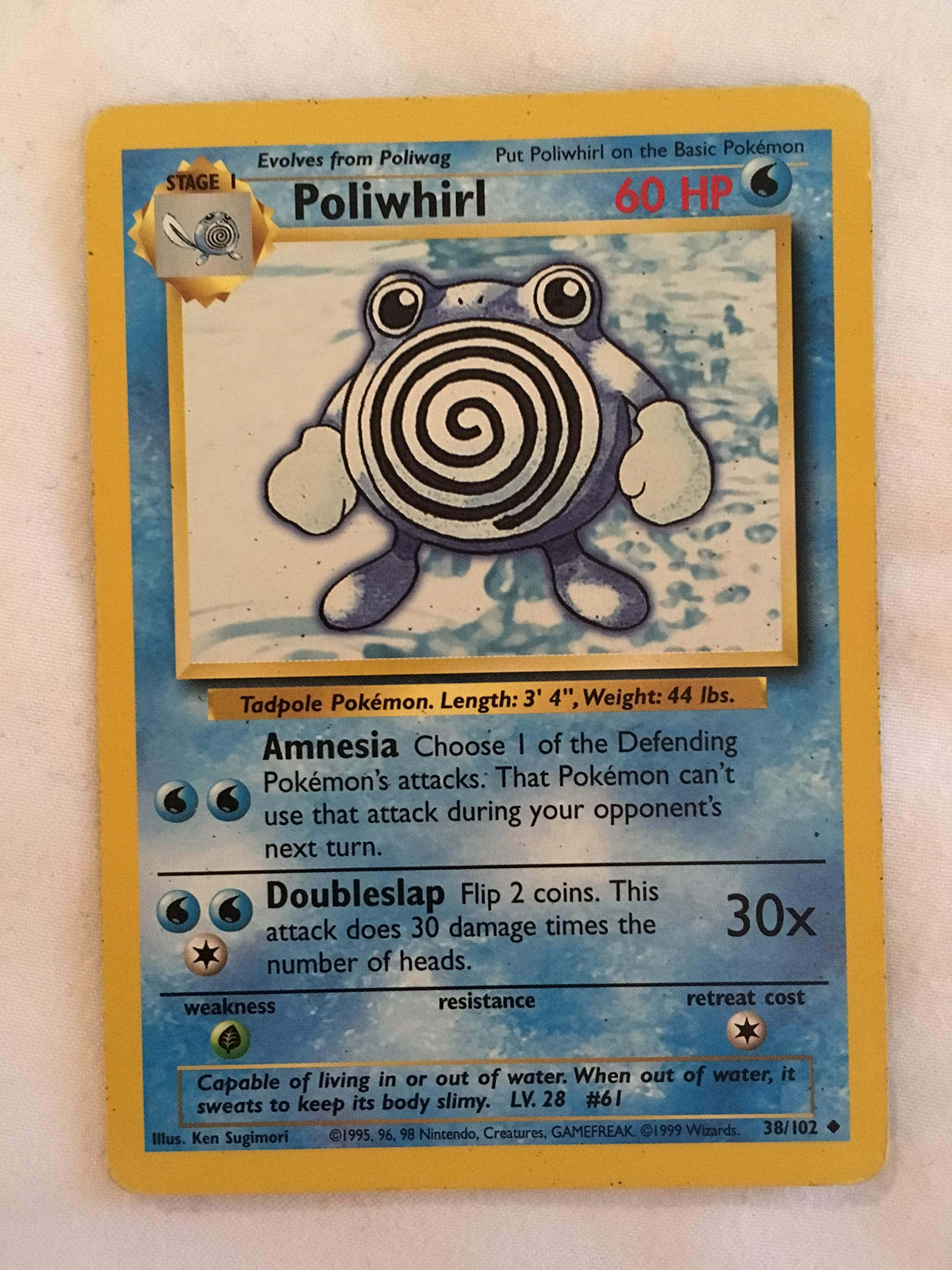 1999年版波利鯨卡牌 壁紙 — 一張復古寶可夢卡， featuring Poliwirl，帶有螺旋圖案和遊戲統計數據，背景有紋理。