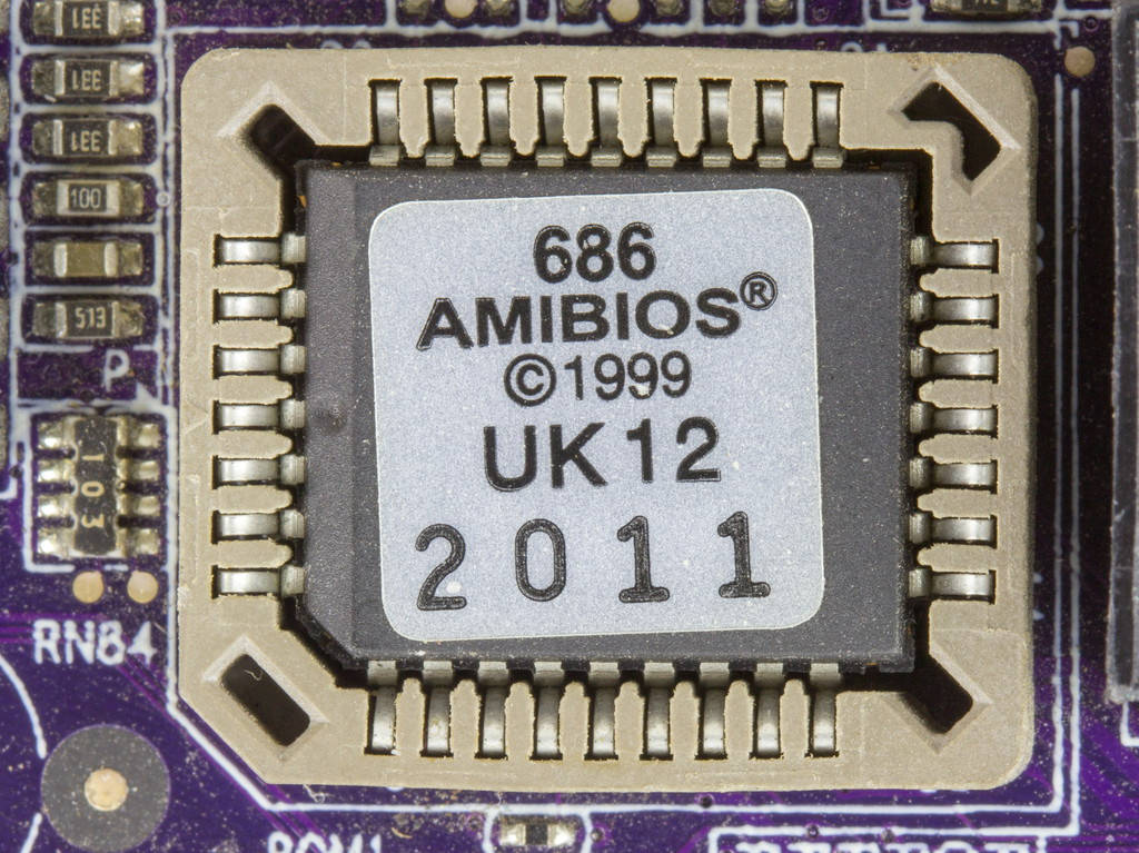 紫色主機板上帶有年份標記的686 AMIBIOS晶片特寫。