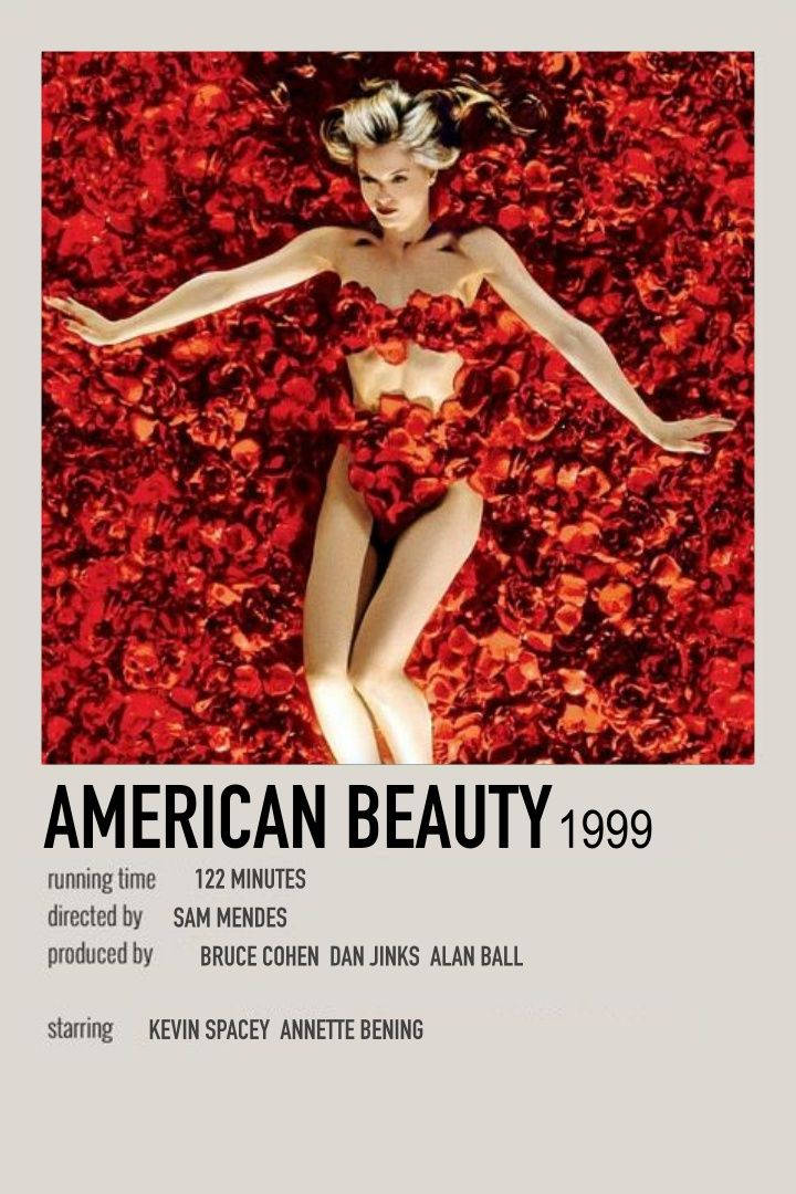 1999年電影《美國麗人》海報 壁紙 — 一位金髮女性漂浮在《美麗有罪》電影劇照中的紅玫瑰花瓣海中。