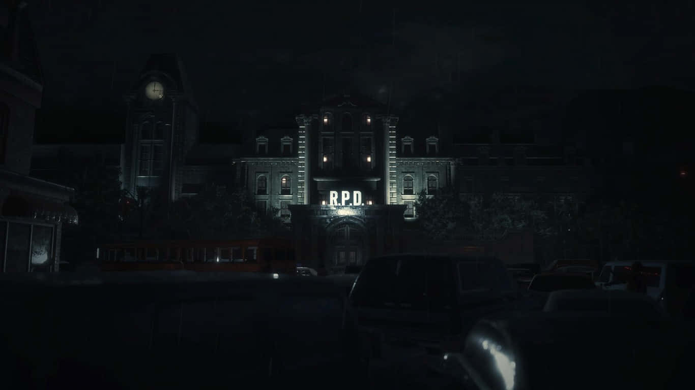 揭開《生化危機2》的驚悚之謎 壁紙 — 一個黑暗雨夜場景， featuring 一座哥德式警察局，帶有發光的 R.P.D. 標誌，前景有停泊的汽車。