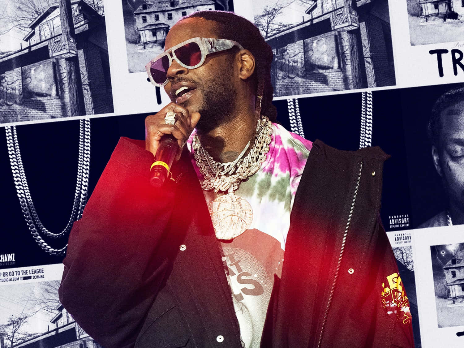 2 Chainz 正在享受人生 壁紙 — 一位說唱歌手在強烈的紅光下戴著太陽眼鏡和鏈條，手持麥克風，背景是黑白照片。