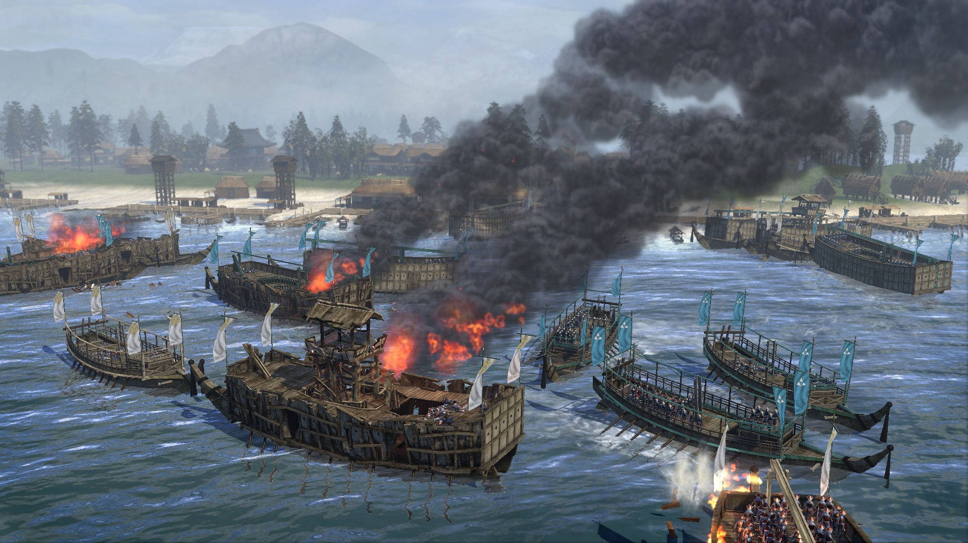 《全面戰爭：幕府2》戰艦焚燒 壁紙 — 戰艦在混亂的海戰中燃燒，濃煙升騰於沿海村莊和遠處的山脈之上。
