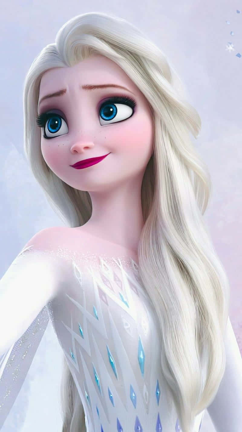 《冰雪奇緣2》中艾莎身穿時尚白色禮服 壁紙 — 《魔雪奇緣》的愛莎在雪景背景下，身穿鑲有寶石的冰藍色長裙，溫柔地微笑。