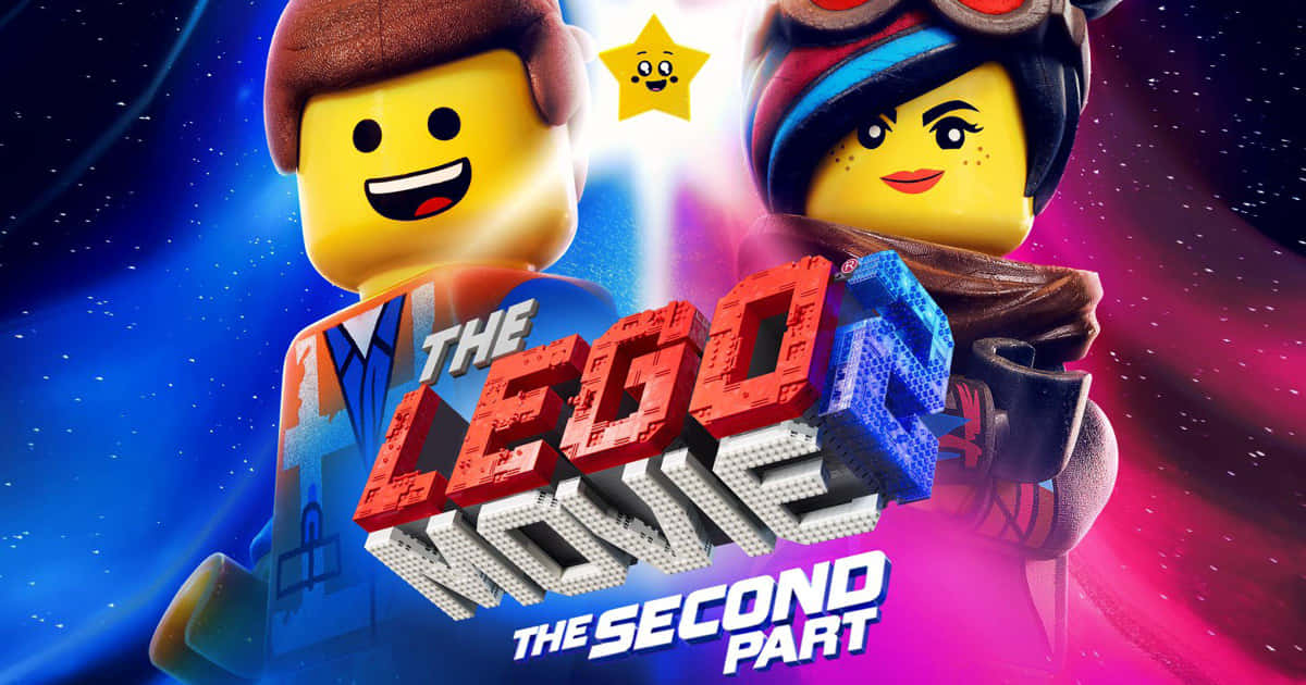 《樂高大電影2：第二部分》樂高角色展開冒險 壁紙 — 兩個微笑的LEGO角色站在宇宙背景前，背景有充滿活力的星空和粗體電影標題文字。