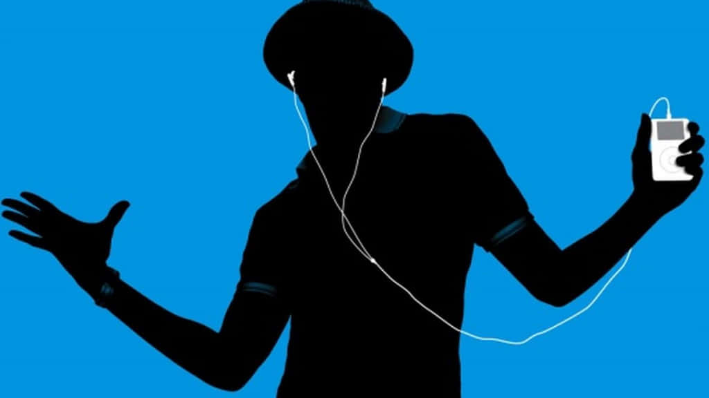 戴著帽子和耳塞的人，拿著 iPod，背景是藍色。