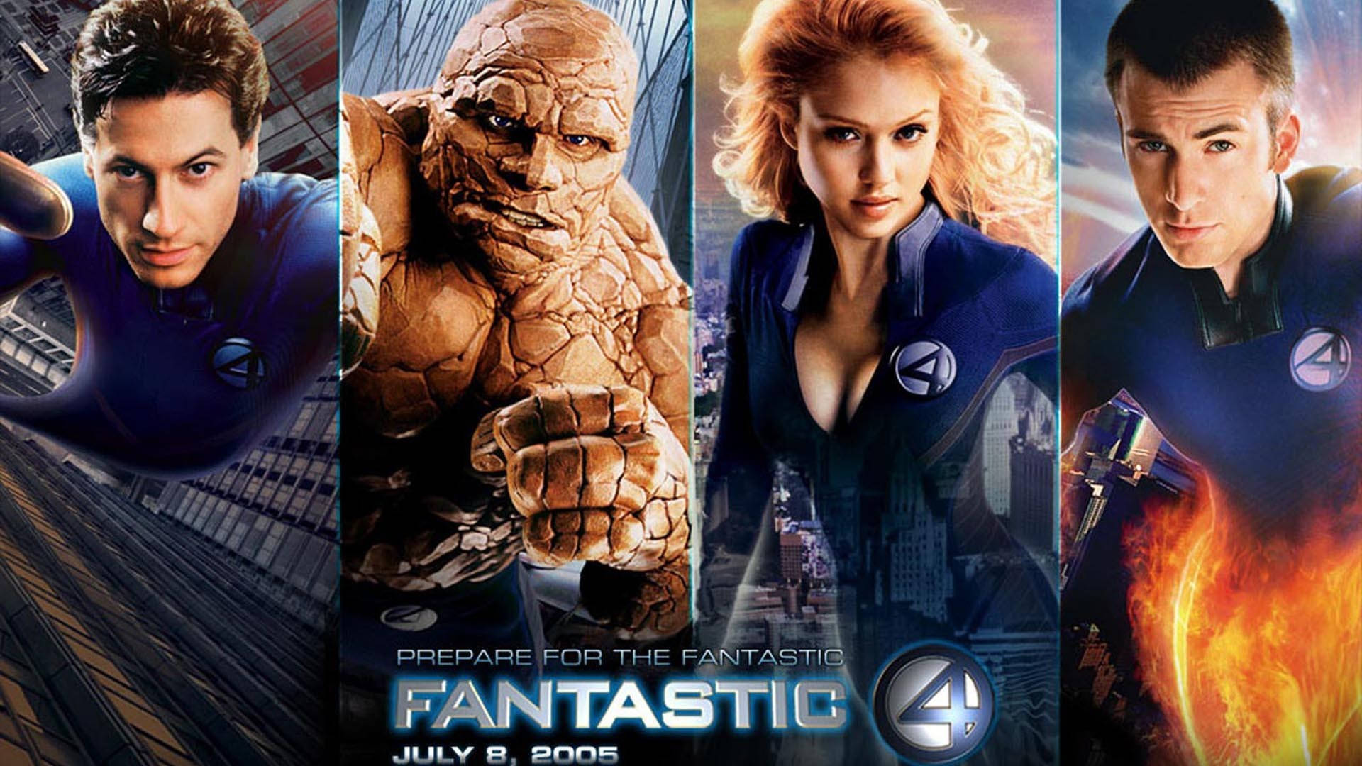 2005《神奇四俠》角色電影海報 壁紙 — 四位超級英雄以動感姿態，背景為城市天際線，帶有火焰能量效果。