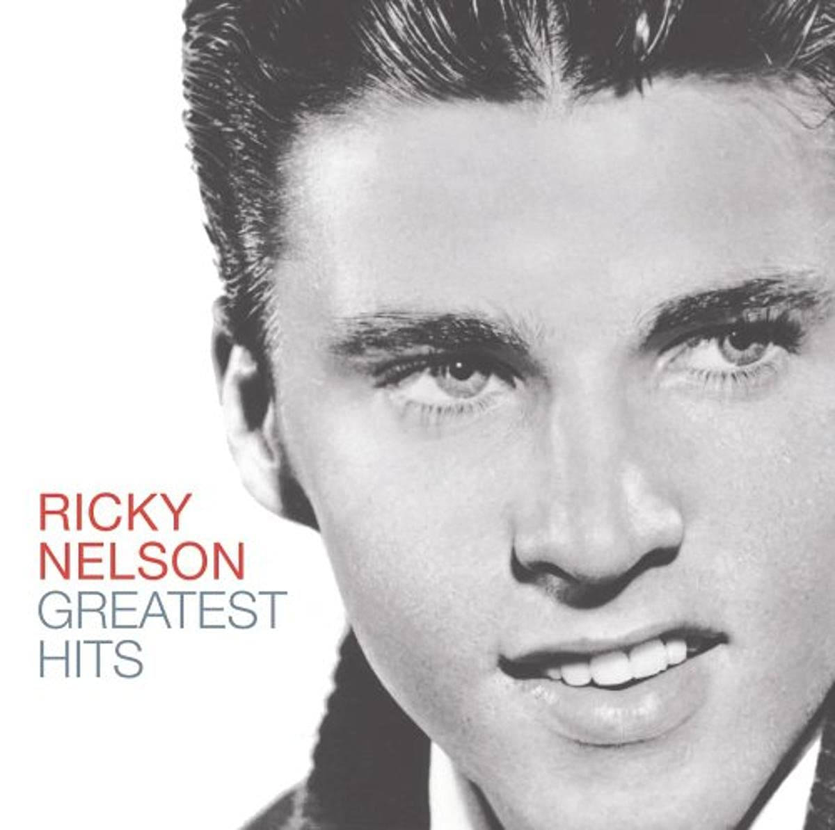 Ricky Nelson 在復古黑白專輯封面照片中微笑。