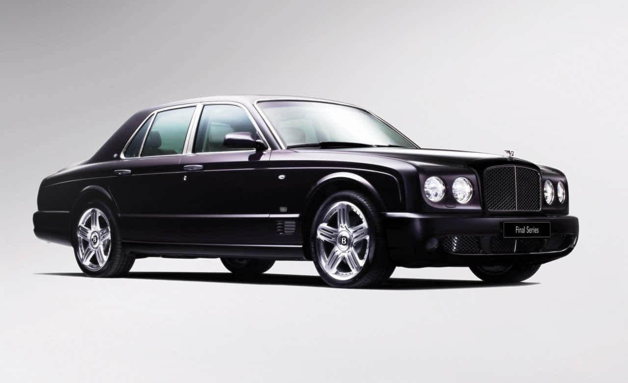 黑色 Bentley Final Series 豪華轎車在攝影棚燈光下。