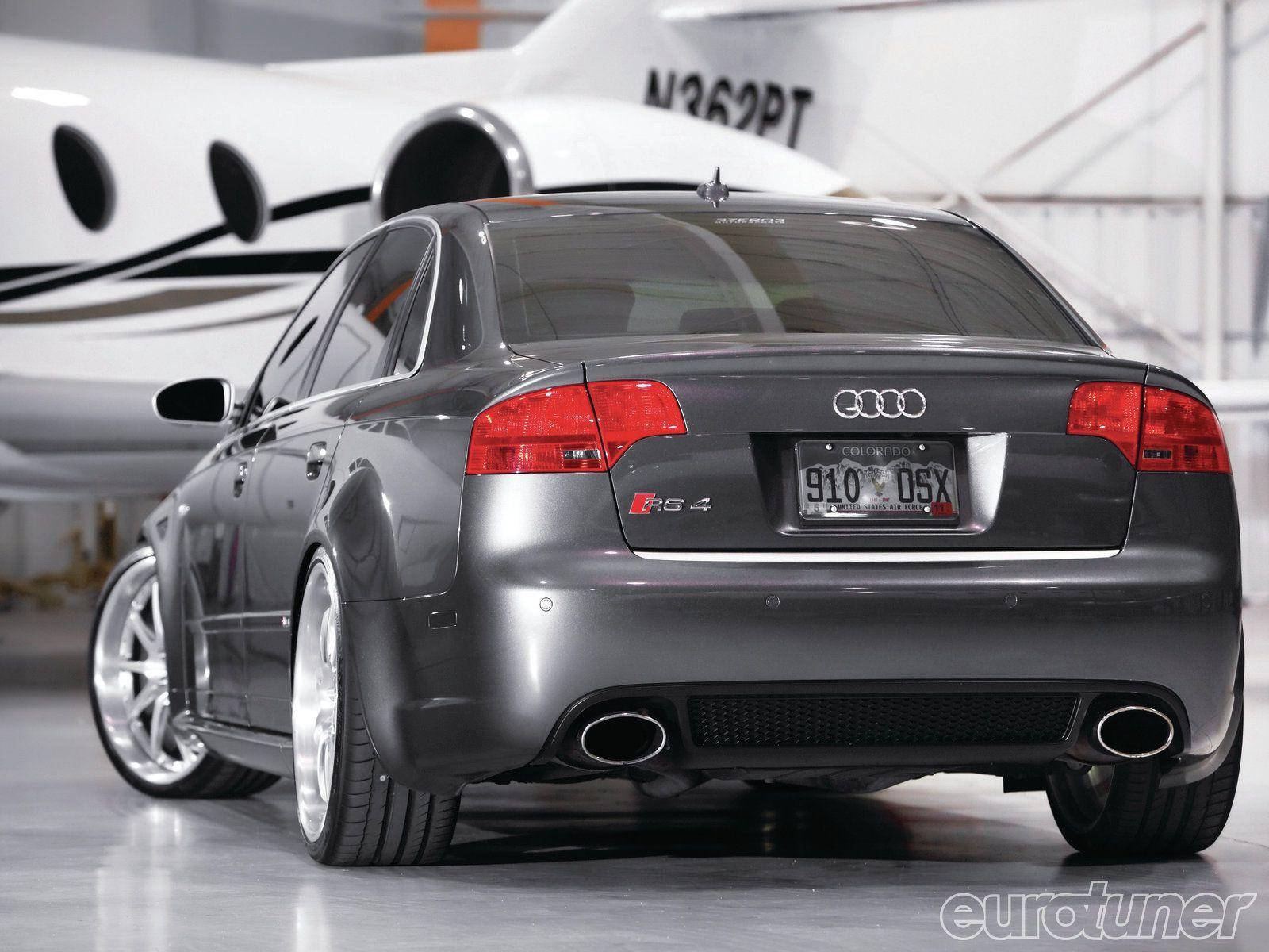 2007深灰色奧迪RS 4 壁紙 — 一架時尚灰色奧迪RS4房車停放在私人飛機旁邊，配備拋光車輪和雙排氣管。