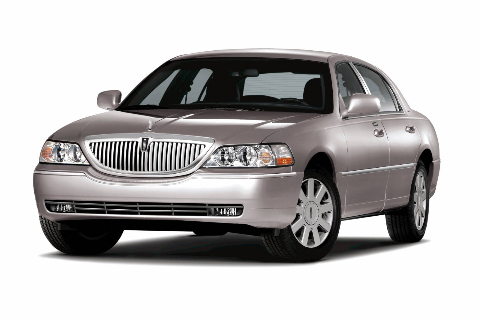 2007款經典林肯Town Car 壁紙 — 一輛時尚的銀色林肯城市轎車在工作室燈光下以純白色背景展示。