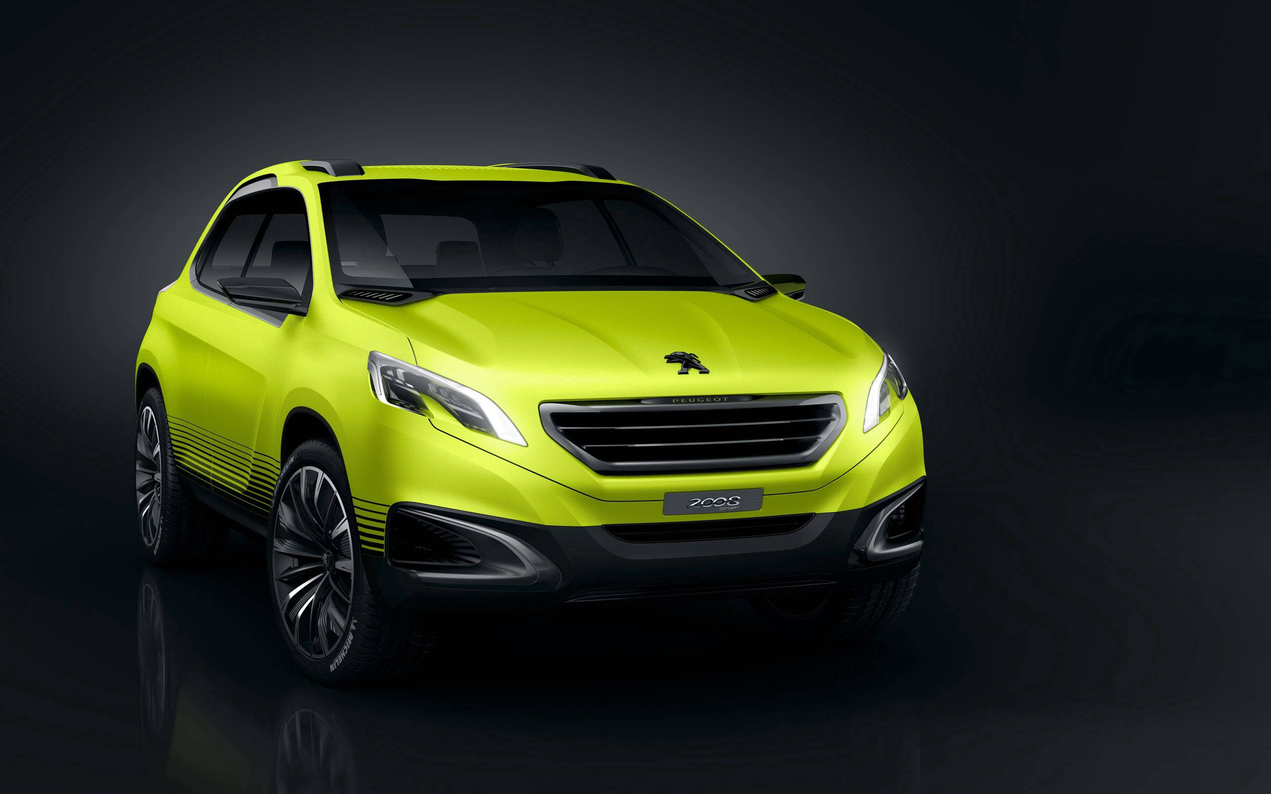 黃綠色標緻2008車型 壁紙 — 一輛充滿活力的青檸綠色標緻2008 SUV在攝影棚燈光下閃閃發光，背景為深色漸變，地板具有反射效果。