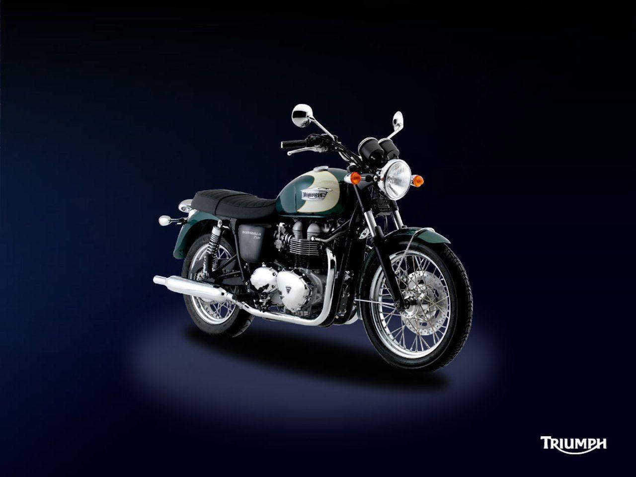 2010 Triumph Bonneville T100 綠色版 壁紙 — 一輛經典Triumph電單車在深藍色漸變背景的影樓燈光下閃閃發光。
