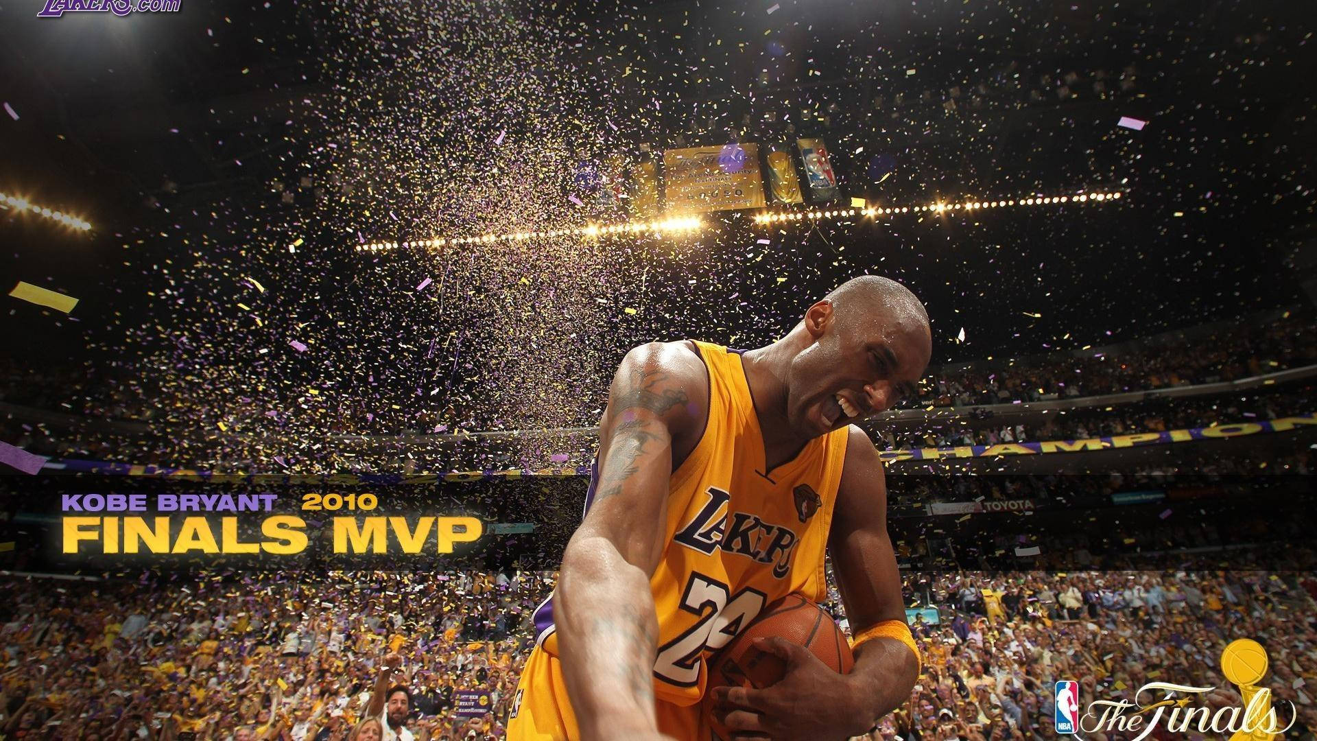 2010年NBA總決賽MVP科比·布萊恩特 壁紙 — 高比拜仁身穿黃色湖人球衣，在2010年總決賽MVP慶祝活動中，滿場紙屑飄落，他微笑著手持籃球。