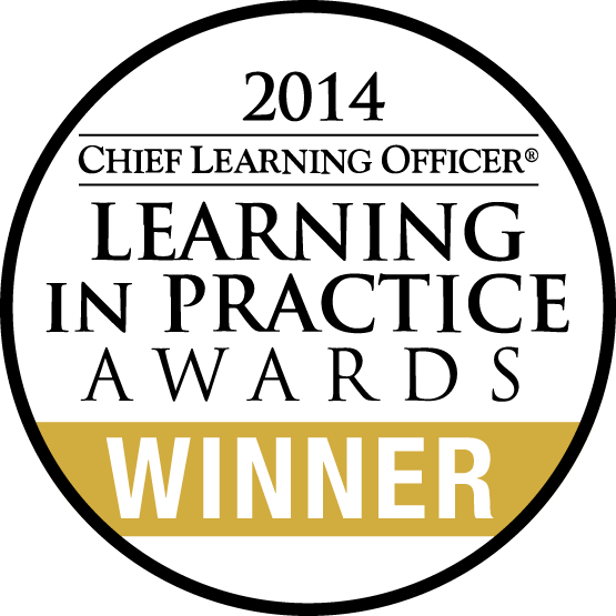 2014首席學習官獎項 壁紙 — 一個圓形的2014 Chief Learning Officer Learning in Practice Awards得獎者徽章，黑色文字配白色和金色背景。