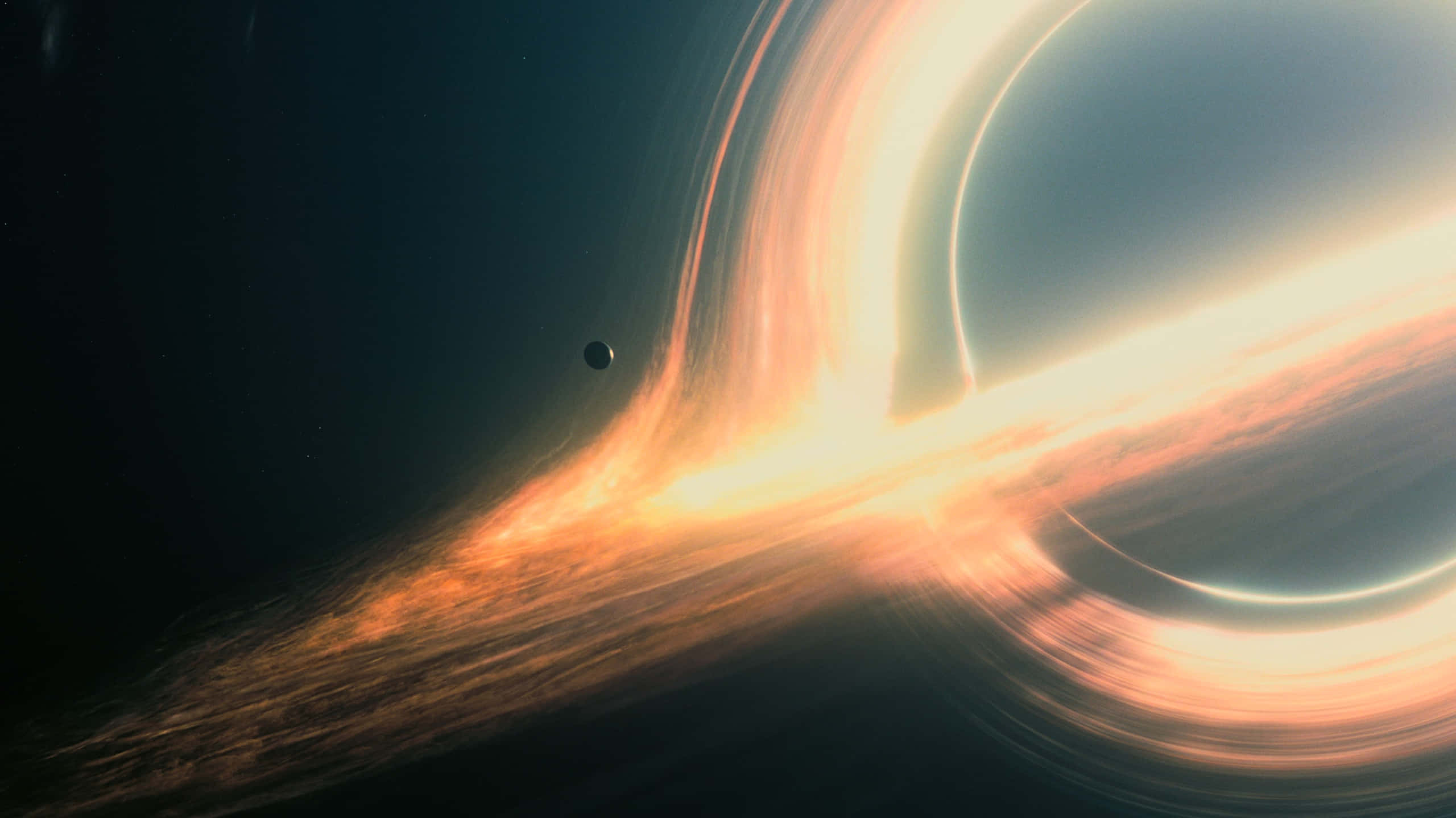 2014年《星際穿越》太空電影1440p壁紙 壁紙 — 一個宇宙黑洞，帶有發光的橙色吸積盤，在黑暗的星空虛空中猛烈旋轉。