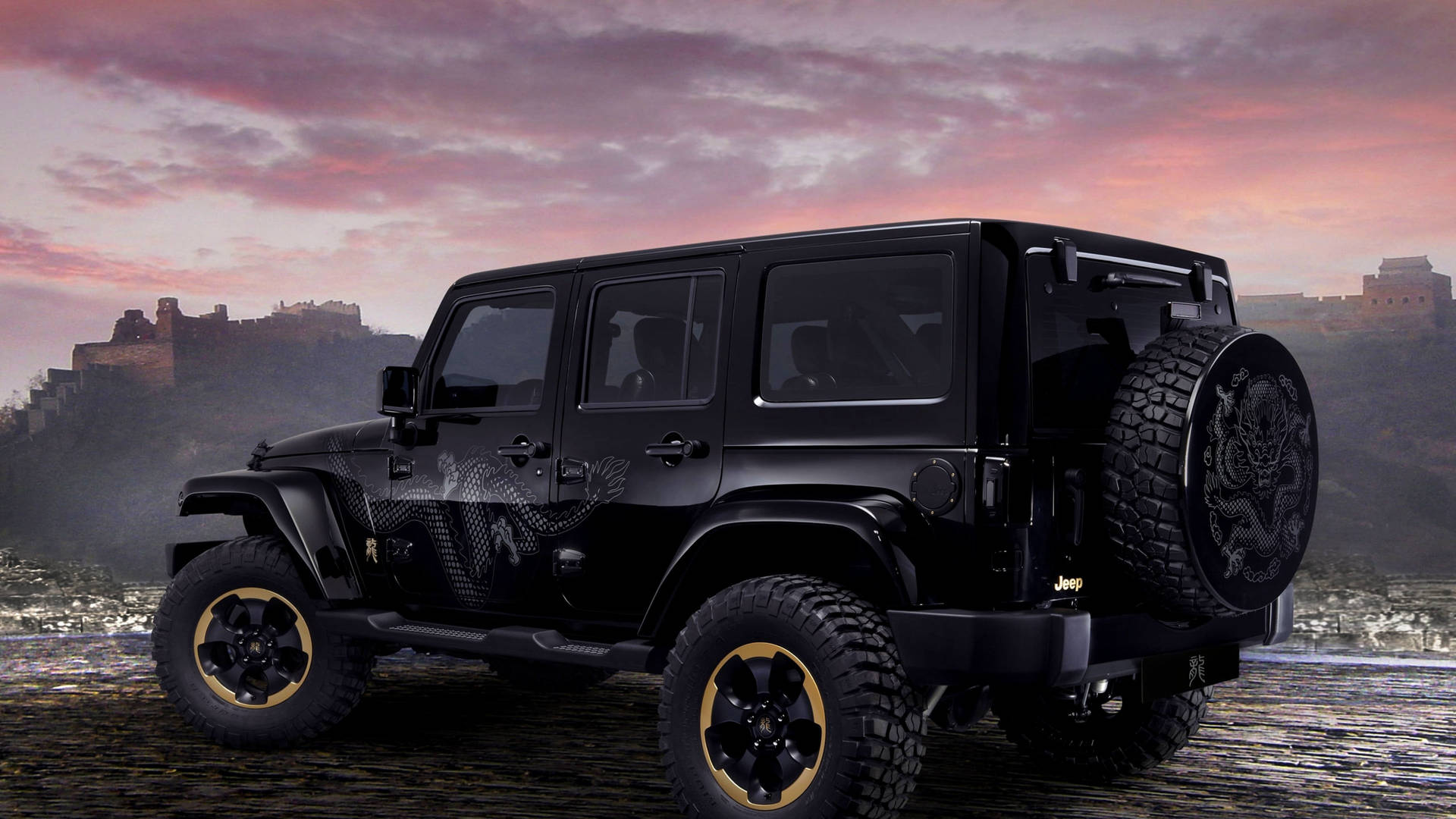 日落時分，帶有龍形圖案的黑色Jeep Wrangler停在長城附近。