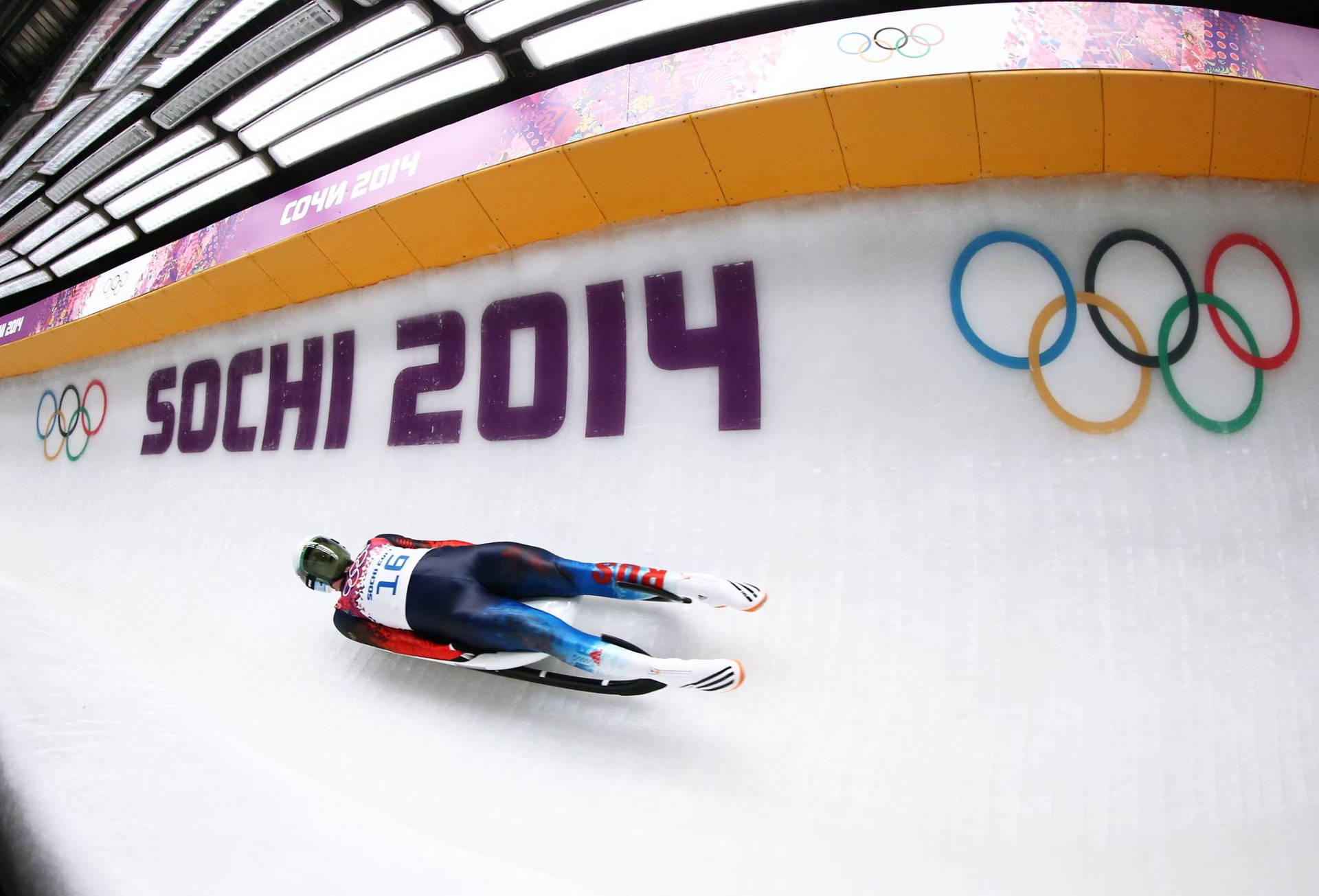 無舵雪橇運動員在2014年索契冬季奧運會上沿冰道競速。