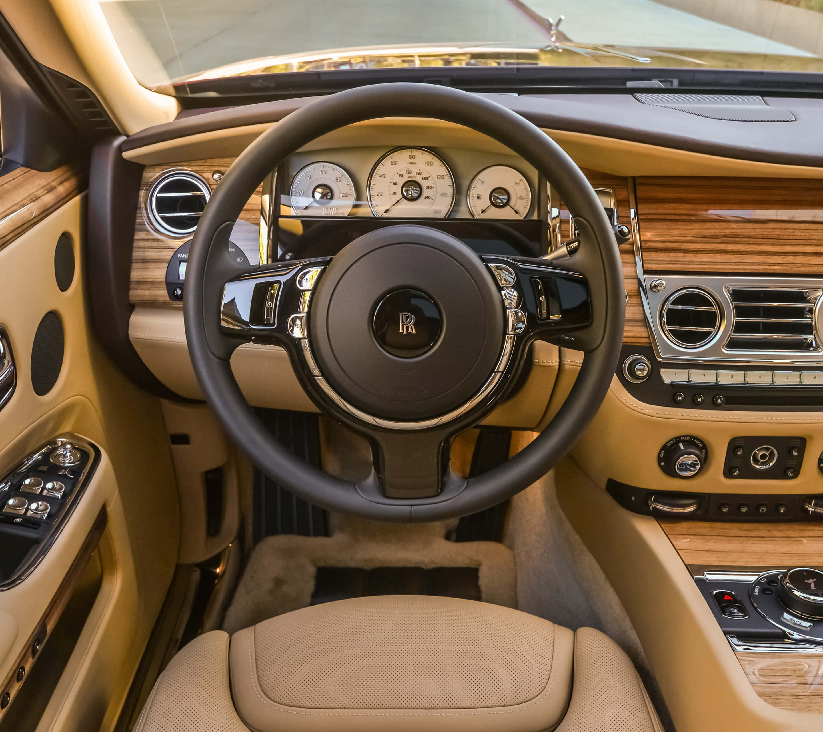 2015 年勞斯萊斯幽靈車豪華內飾 壁紙 — 豪華 Rolls Royce 內飾，配以棕褐色皮革、木飾和鍍鉻裝飾，展現華麗工藝。