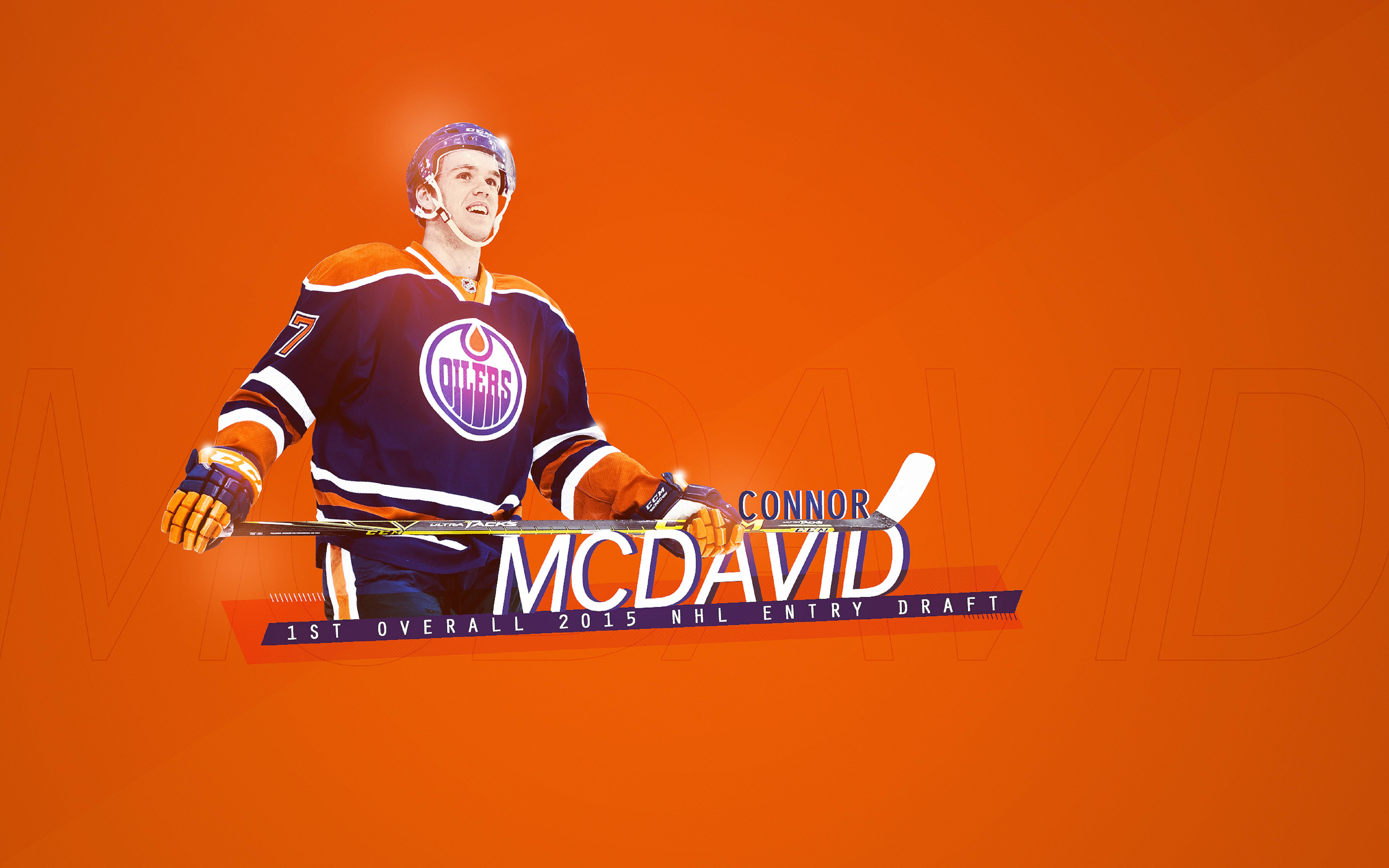 埃德蒙頓油人隊麥克戴維2015年選秀 壁紙 — Connor McDavid 身穿愛民頓油人隊球衣，手持曲棍球棍，背景為鮮豔橙色並帶有選秀文字。