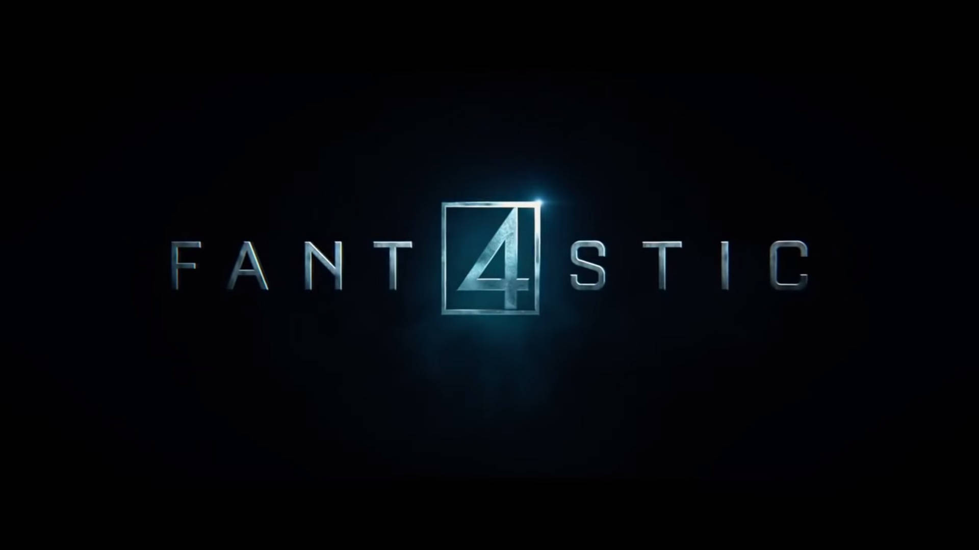 2015《神奇四俠》銀色標誌 壁紙 — 「FANT4STIC」一詞在深色背景上發出冷藍色光芒，數字4在正方形內。
