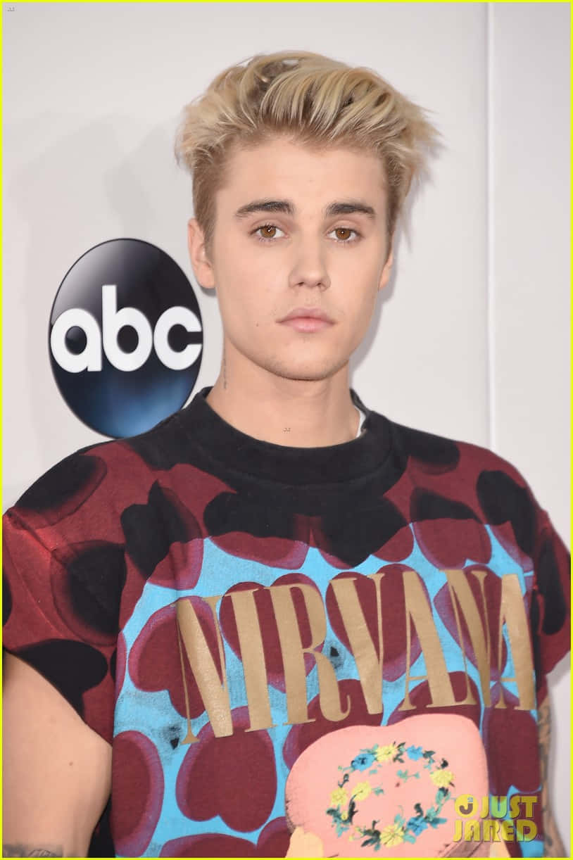 Justin Bieber 在ABC活動中穿著Nirvana圖案T恤。