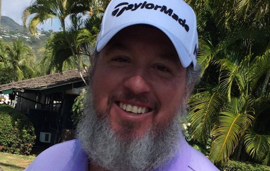 2016年鬍鬚布·威克利 壁紙 — 一位留鬍鬚的男人，戴著白色TaylorMade帽子和紫色襯衫，在茂密的熱帶背景中，有棕櫚樹和山坡，燦爛地微笑。