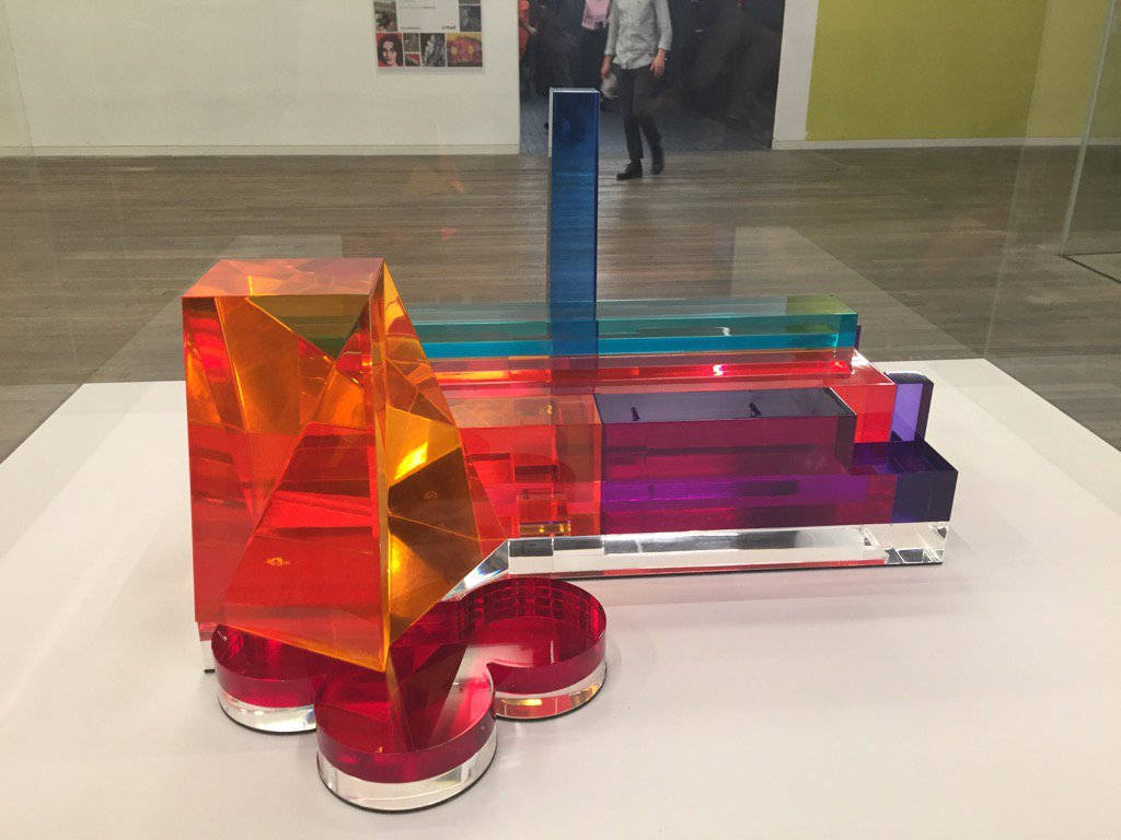 2016年《Multicolour TM》於泰特現代美術館展出 壁紙 — 紅色、橙色、藍色和紫色的鮮豔半透明幾何雕塑在畫廊燈光下閃耀。