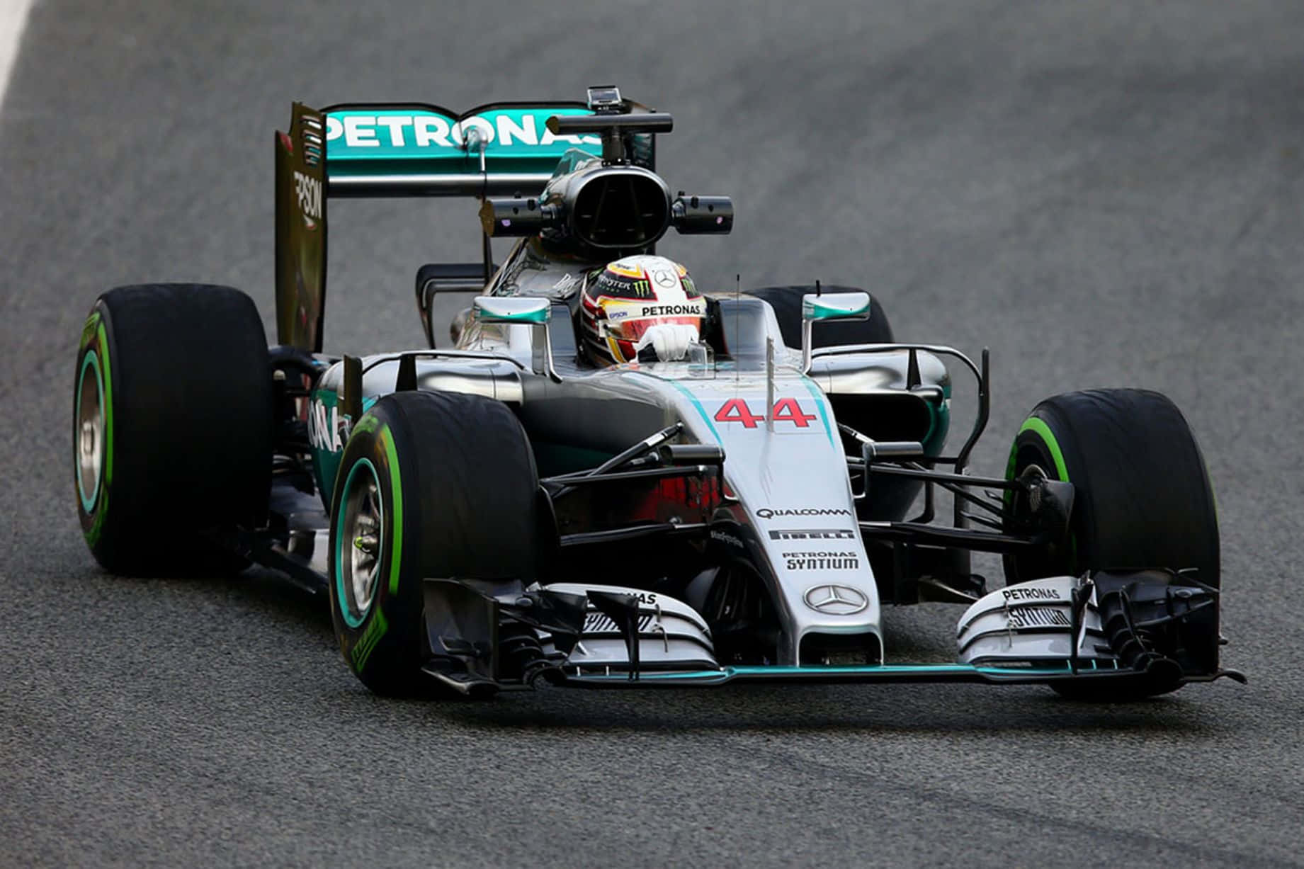 編號 44 的 Formula 1 賽車在潮濕的賽道上高速行駛。