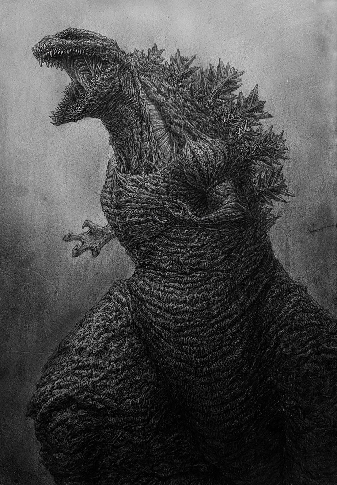 一幅詳細的木炭畫，描繪哥斯拉咆哮，背部有尖刺和紋理皮膚。
