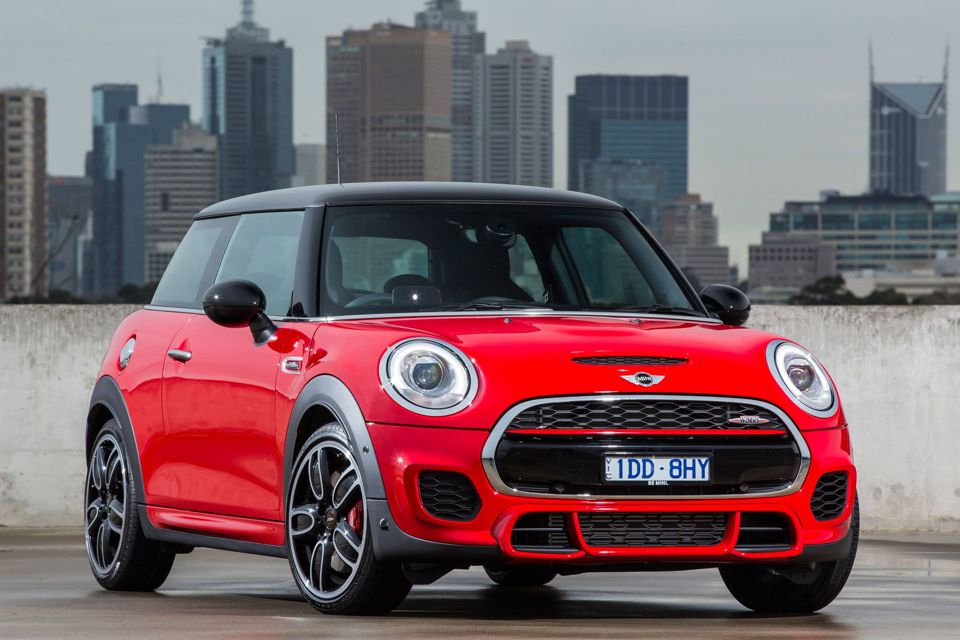 紅色MINI Cooper S停泊在屋頂，俯瞰城市天際線。