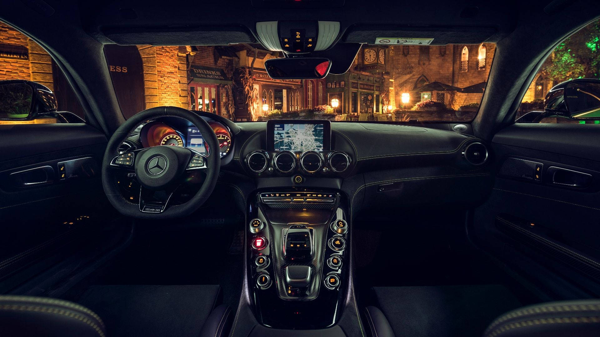 從豪華車內看到的夜景，顯示出被照亮的城市建築。