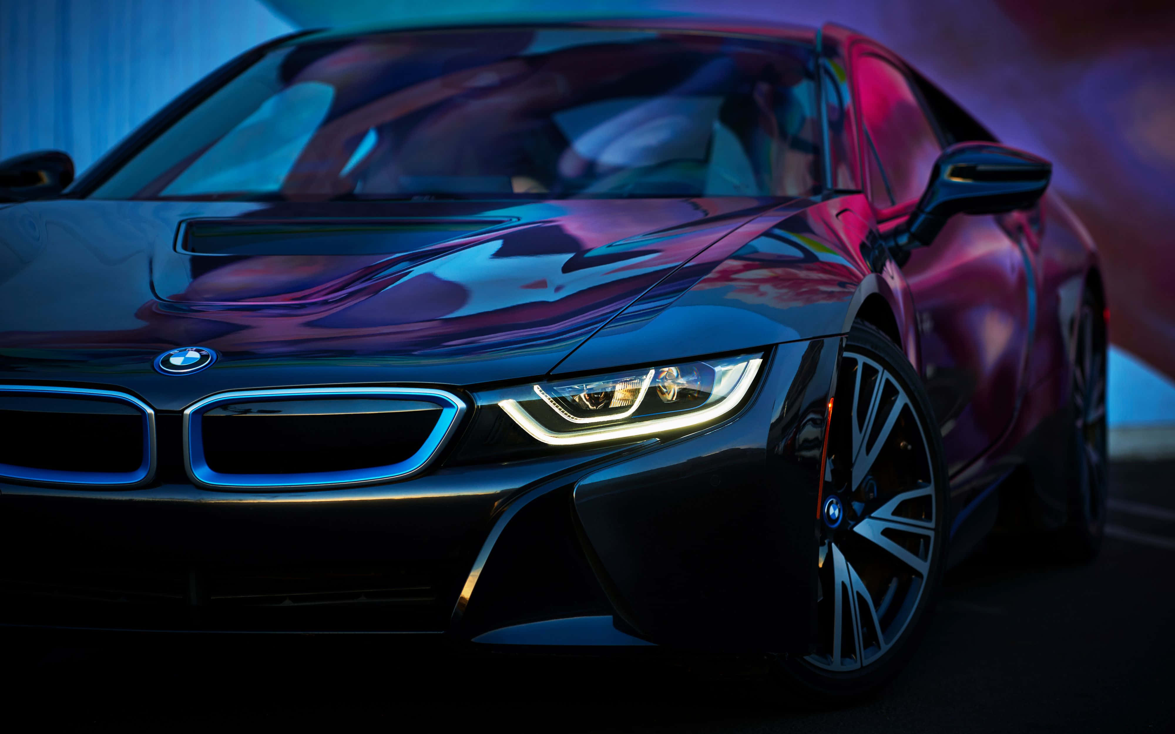 2017款BMW i8黑色車型平板壁紙 壁紙 — 一輛時尚的黑色BMW i8跑車在黑暗的攝影棚中，在鮮豔的藍色和紫色霓虹燈下閃閃發光。