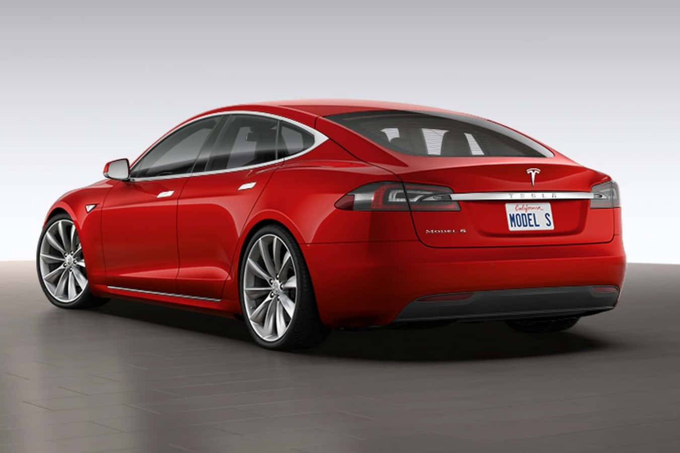工作室中的紅色Tesla Model S轎車，帶有加州車牌。