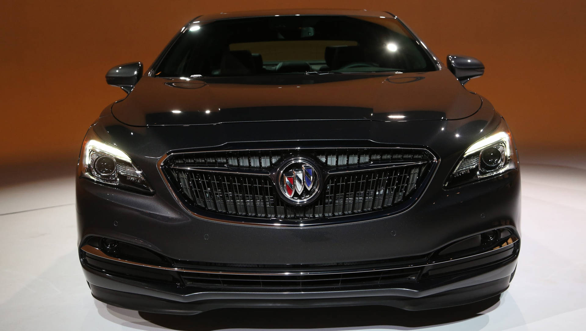 展廳環境中黑色Buick豪華轎車的前視圖。