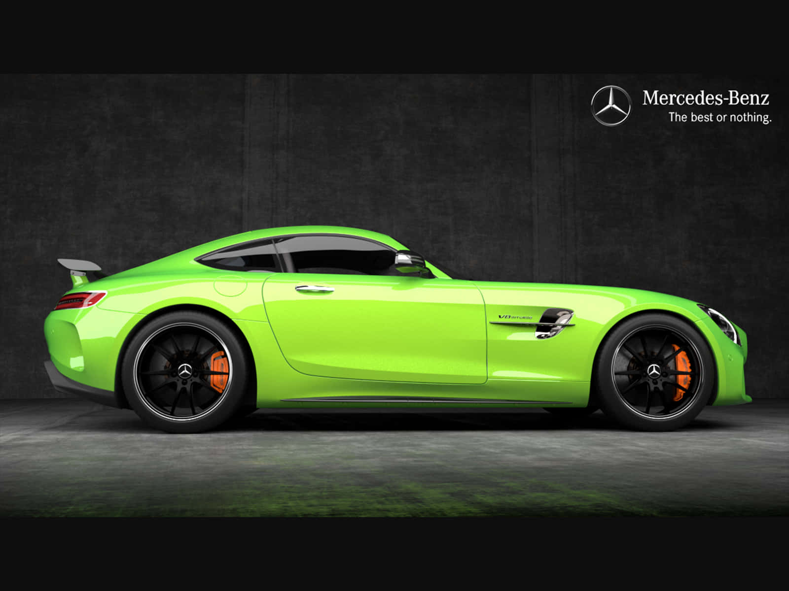 最佳 2018 梅賽德斯-AMG GT-R 跑車背景 壁紙 — 一輛充滿活力的青檸綠色Mercedes-AMG GT跑車，配備黑色輪圈和橙色制動卡鉗，在時尚的攝影棚環境中展示。