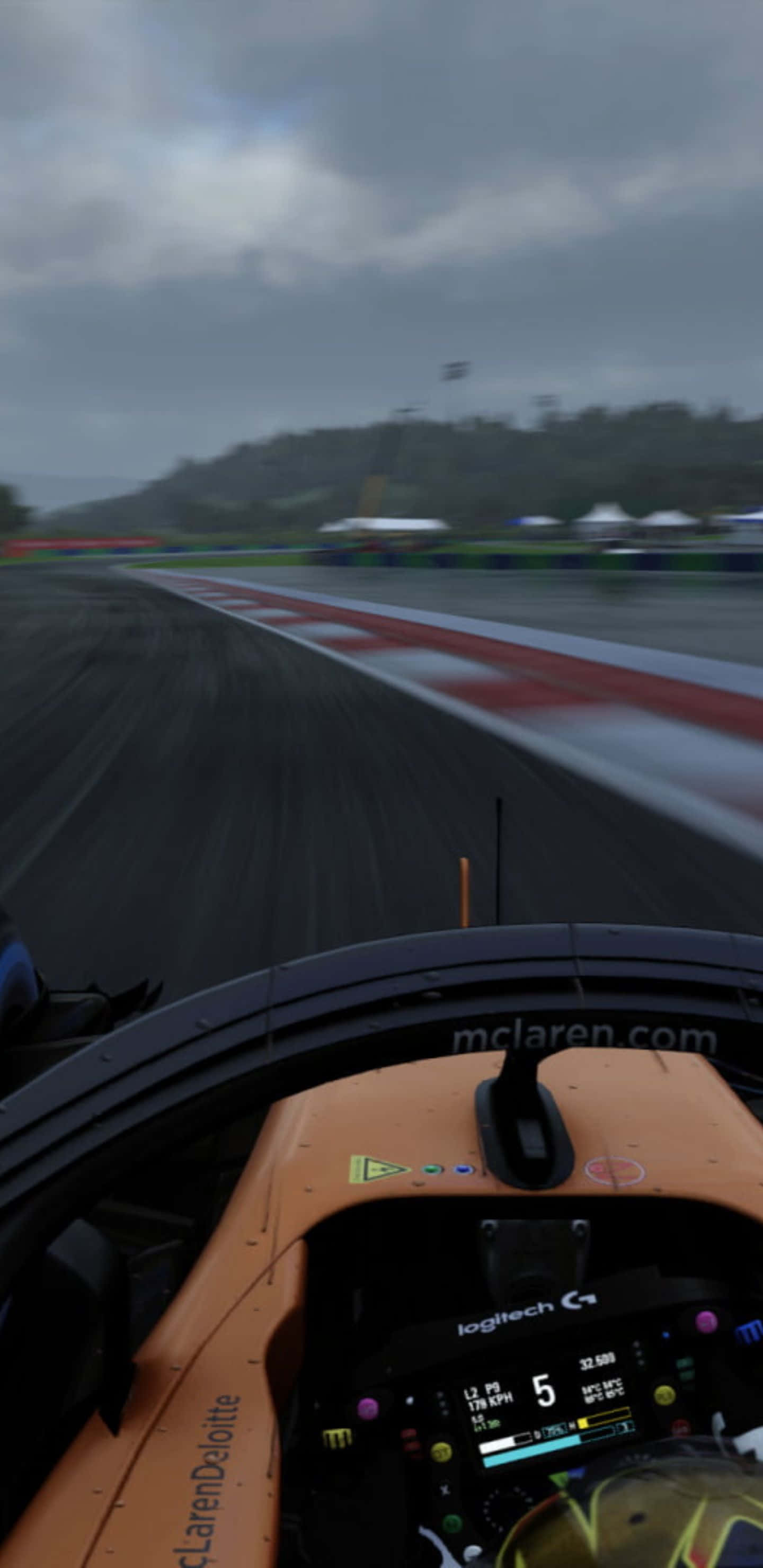 2018 F1世界錦標賽車內視角 Pixel 3xl 背景 壁紙 — 從賽車內部以第一人稱視角在陰天下於濕滑賽道上飛馳。