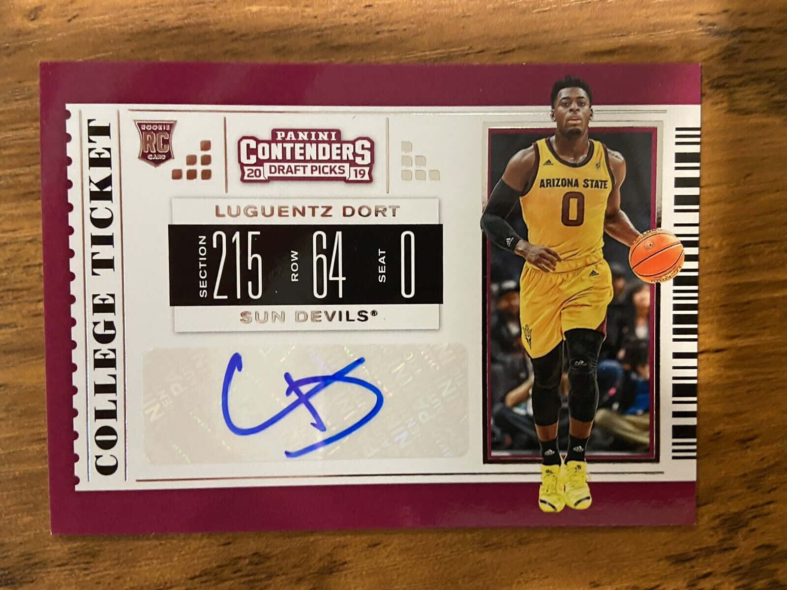 2018 Panini Contenders Draft Picks 諾倫·道特 壁紙 — 一張簽名嘅Panini籃球收藏卡，係Luguentz Dort着住亞利桑那州立大學波衫，放喺木枱上面。