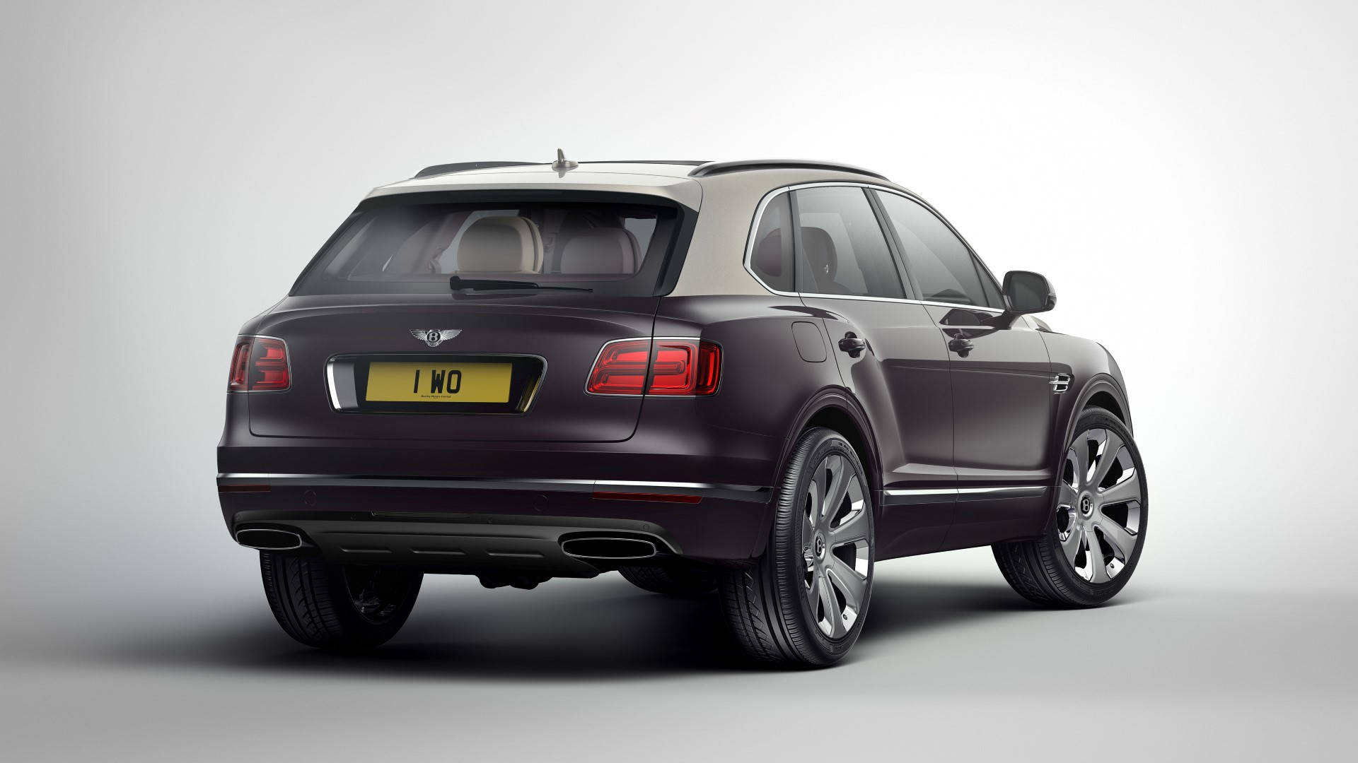 深紫色賓利 Bentayga SUV 後視圖（攝影棚）。