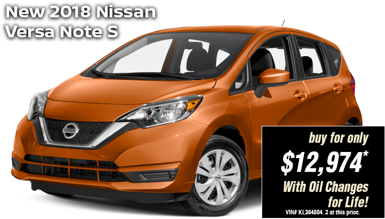 2018款日產Versa Note S廣告圖 壁紙 — 一輛鮮橙色的2018年日產Versa Note S在乾淨的攝影棚照片中展示，並帶有促銷價格文字疊加。