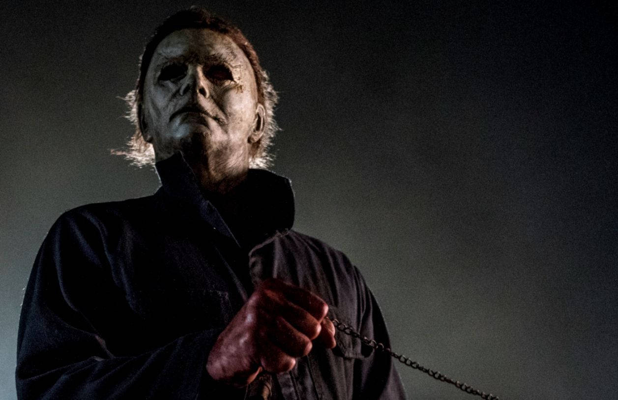 恐怖角色 Michael Myers 在黑暗環境中拿著鏈條