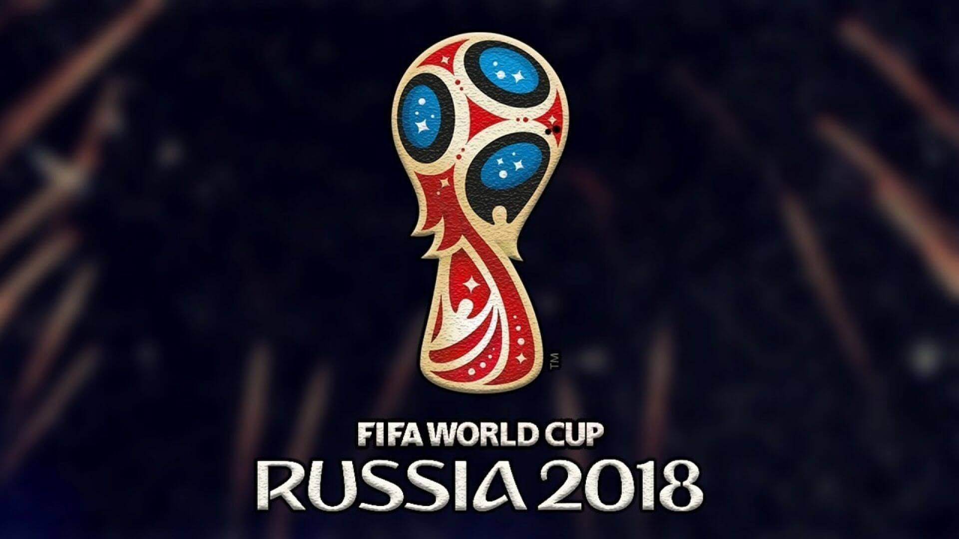 2018年俄羅斯世界盃模糊背景版 壁紙 — 官方FIFA世界盃俄羅斯2018標誌在黑暗的球場背景下閃耀著紅色、金色和藍色的星星。