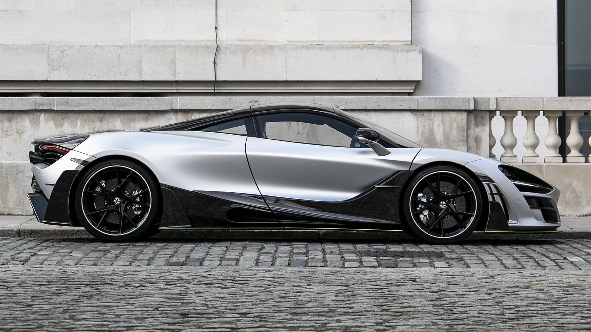 2018年曼索里麥拉倫720S 4K 壁紙 — 一架型格銀黑色McLaren 720S跑車停泊在石砌建築旁的鵝卵石街道上。