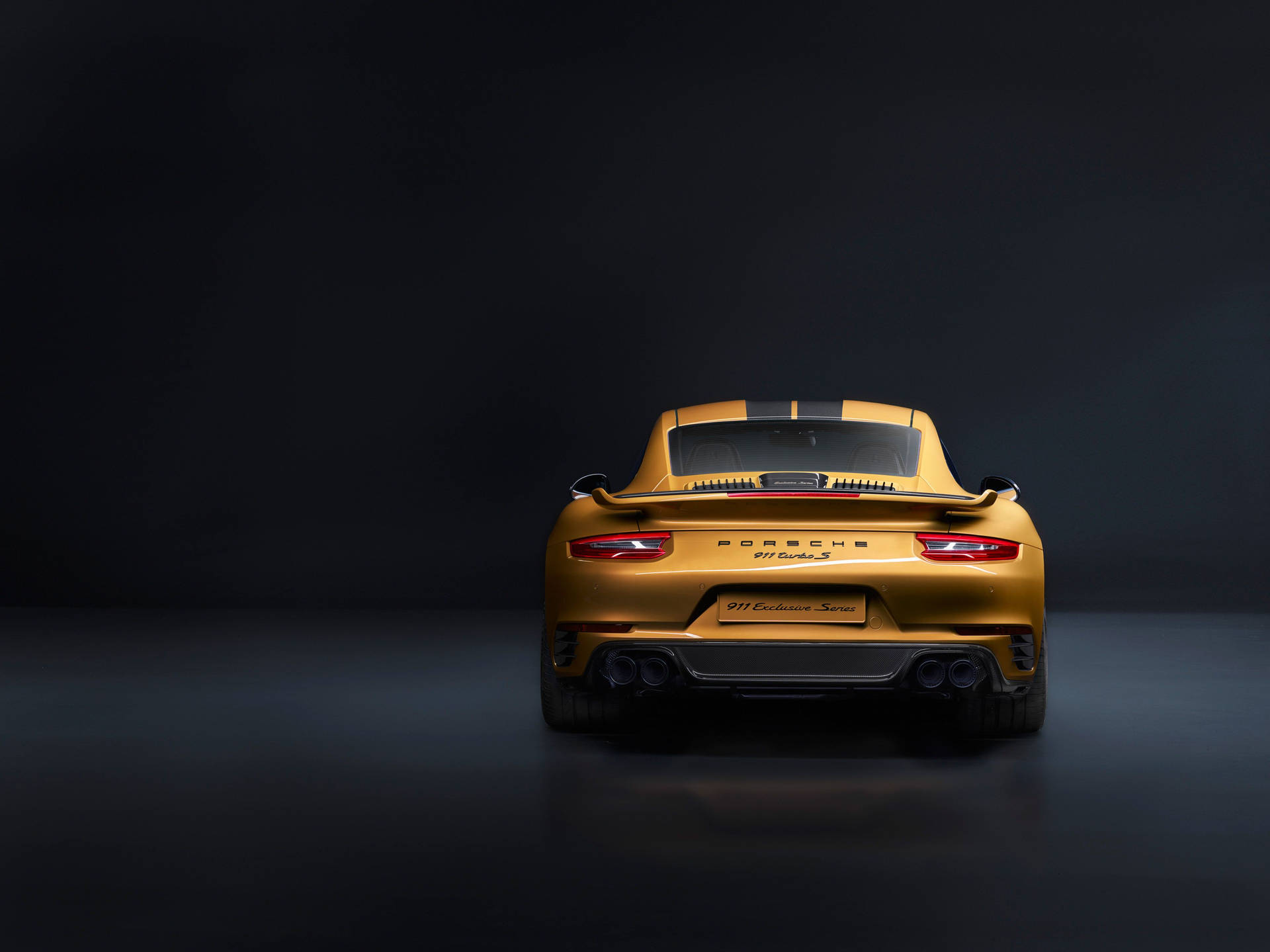 金色保時捷911 Turbo S後視圖，黑暗工作室環境。