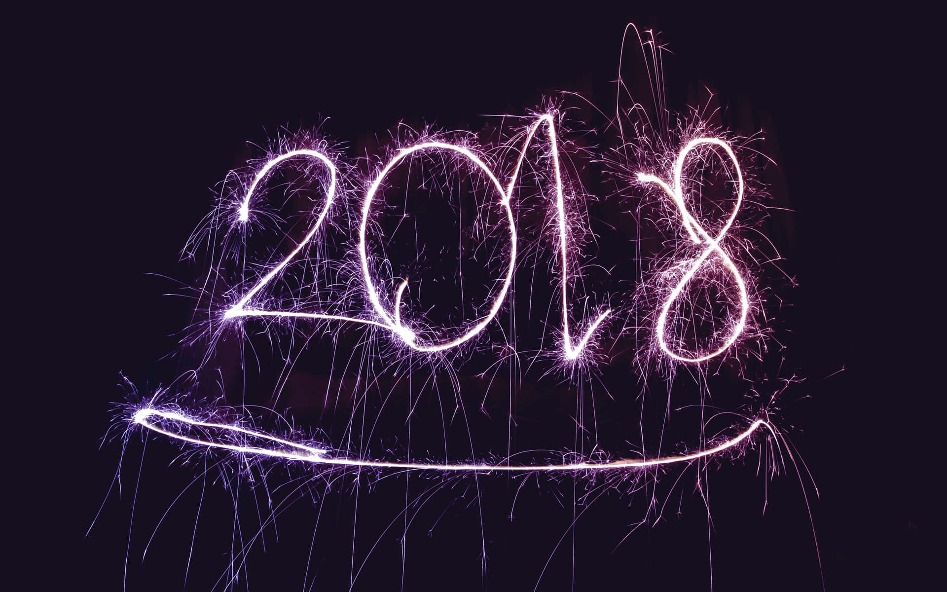 煙火的光芒在黑暗背景上形成2018年。