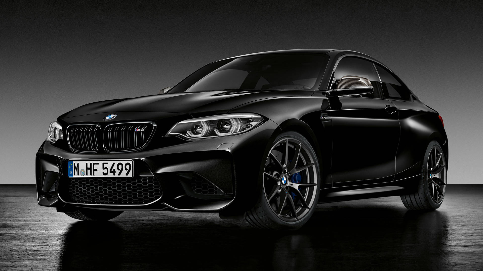 2018黑色BMW M2 壁紙 — 一輛時尚的啞光黑色BMW M2雙門轎跑車在攝影棚燈光下，在深色反光地板上閃閃發光。