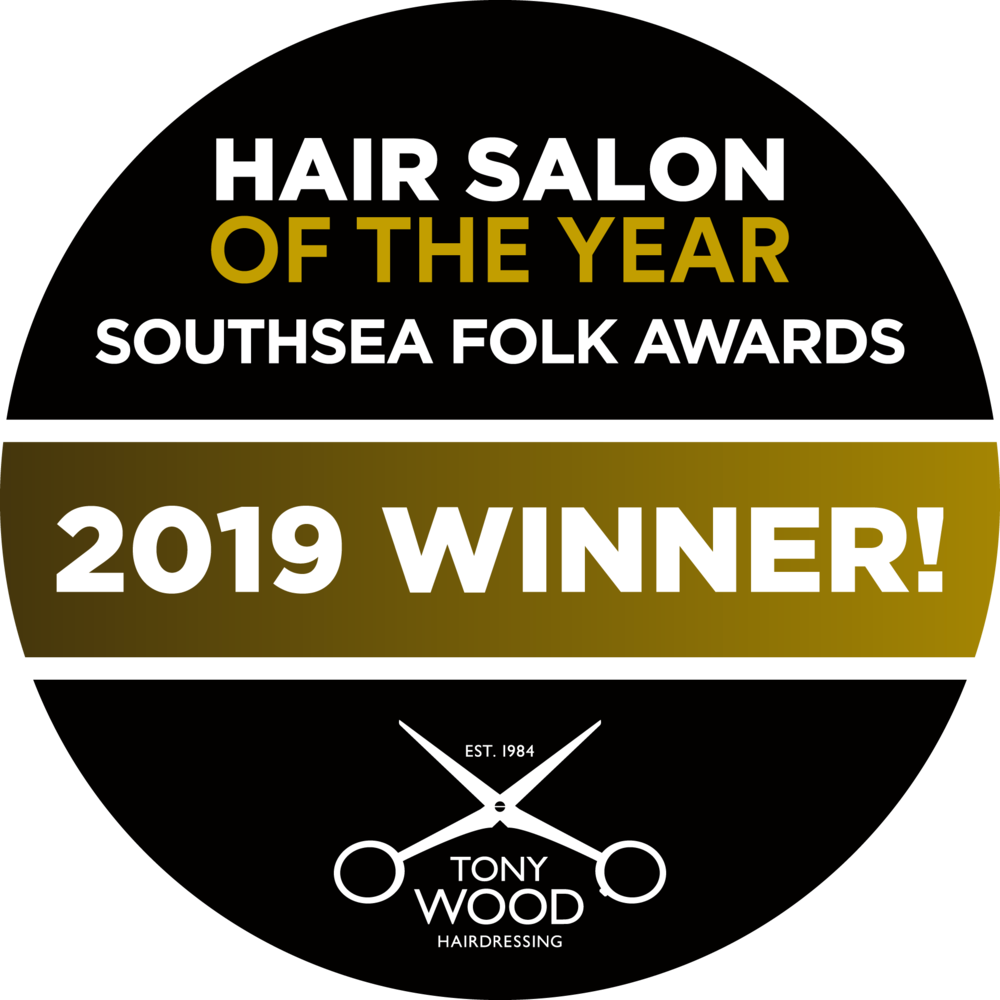 2019年度最佳髮廊獎 壁紙 — 一個大膽的黑金獎章宣佈Tony Wood Hairdressing在Southsea Folk Awards中獲得2019年度最佳髮廊。