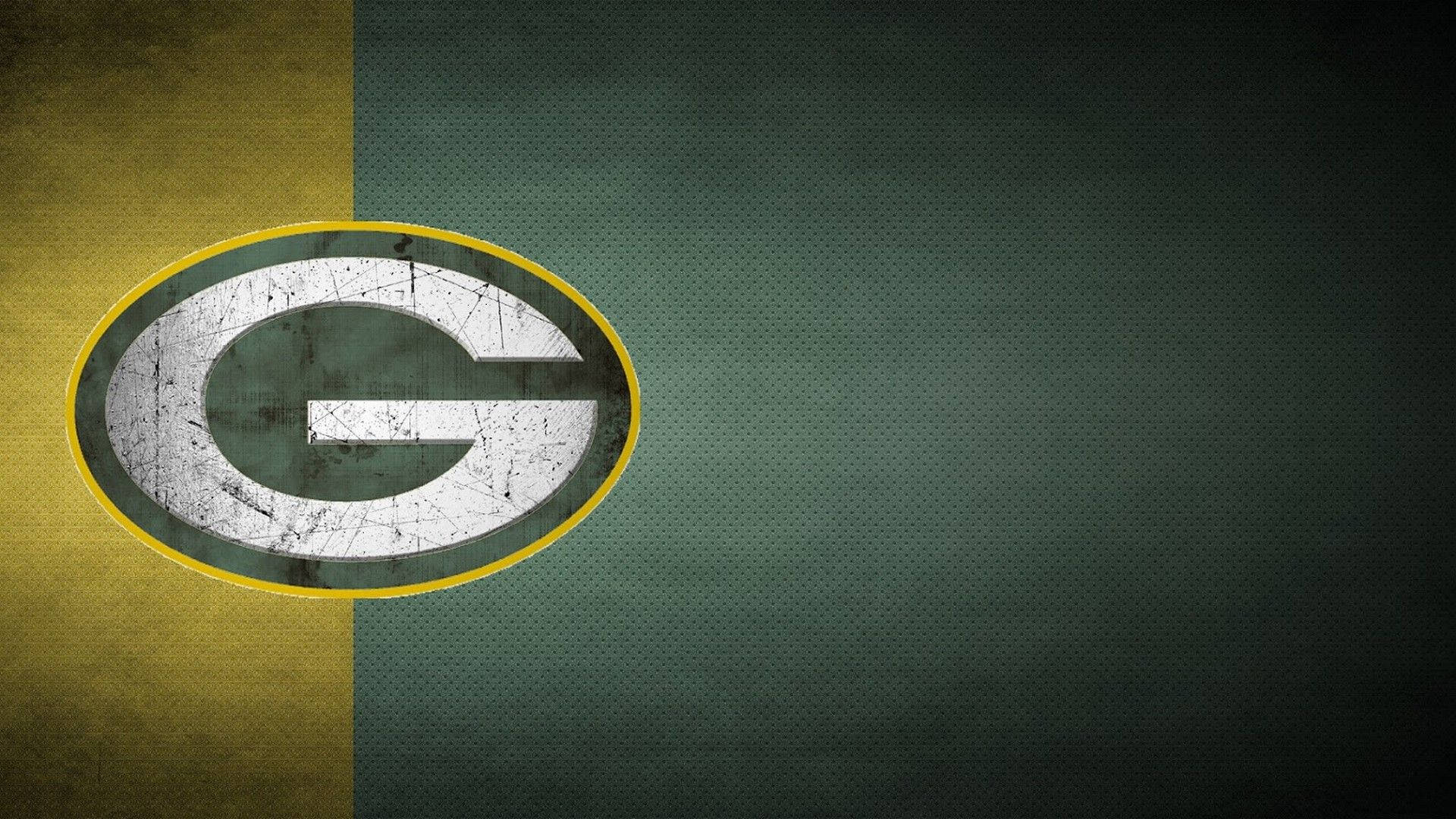 綠灣包装者2019 NFL 頭版設計 壁紙 — 一個飽經風霜的綠灣包裝工標誌，在分裂的綠色和金色紋理背景上有一個磨損的白色G。