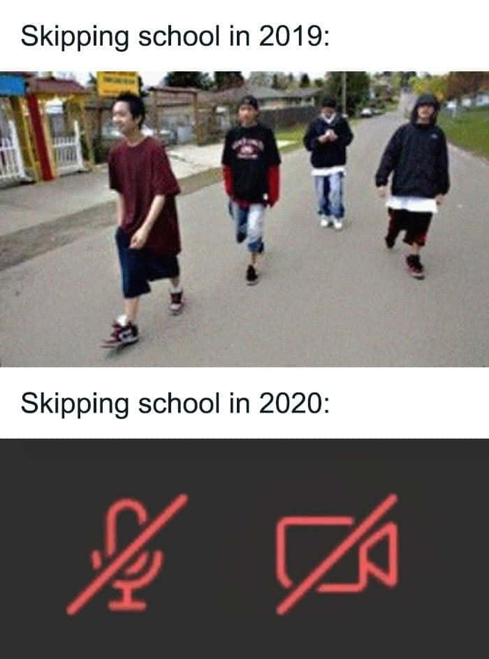 Learning Memes 桌布 壁紙 — 2019年，四個青少年走在郊區街道上，與2020年紅色靜音麥克風和相機圖標形成對比。