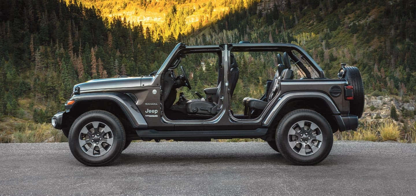 2019年Jeep Wrangler停泊在山間公路上 壁紙