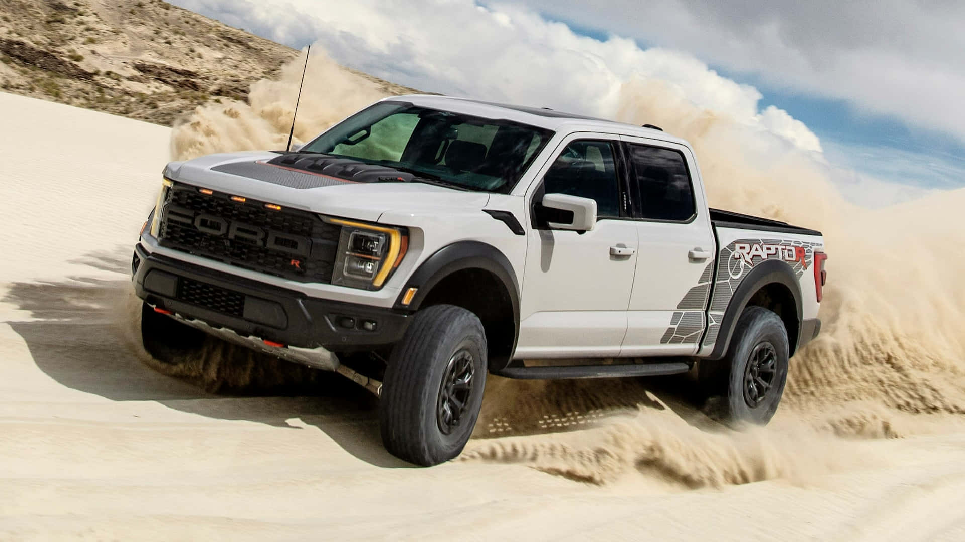 2019年福特F-150猛禽在沙漠中馳騁 壁紙